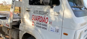 Guincho plataforma estacionado em Arcos, com detalhes visíveis na lateral do veículo.