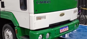 Caminhão verde e branco da marca Cargo estacionado em local não identificado em São Bento do Sul.
