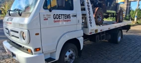 Guincho plataforma em Ivoti transportando um veículo off-road de cor preta.