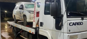 Guincho plataforma com veículo SUV branco estacionado na parte traseira, em Campestre do Maranhão.