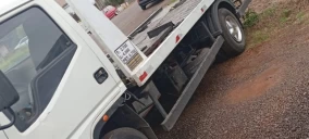 Guincho plataforma estacionado em rua de Bom Retiro do Sul, com parte do veículo visível e sem carga aparente.