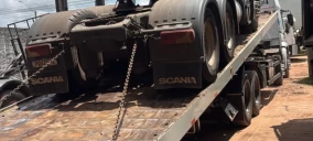 Guincho plataforma em Castanhal transportando um caminhão Scania com as rodas traseiras sobre a rampa.