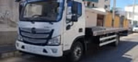 Guincho plataforma branco estacionado em rua de Itapetinga, sem veículo transportado visível.
