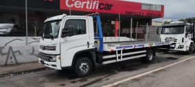 Guincho plataforma branco estacionado em frente a uma loja em Belo Horizonte.